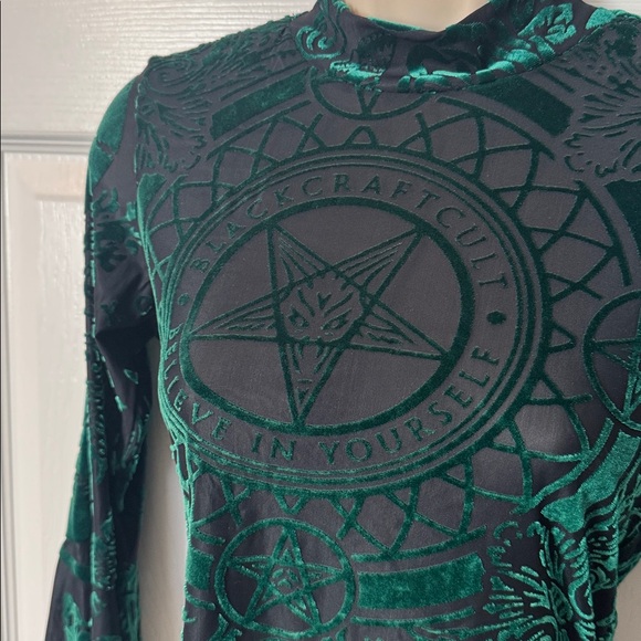 Black craft cult emerald green velvet burn out top with bell sleeves. Size L. - Picture 4 of 7